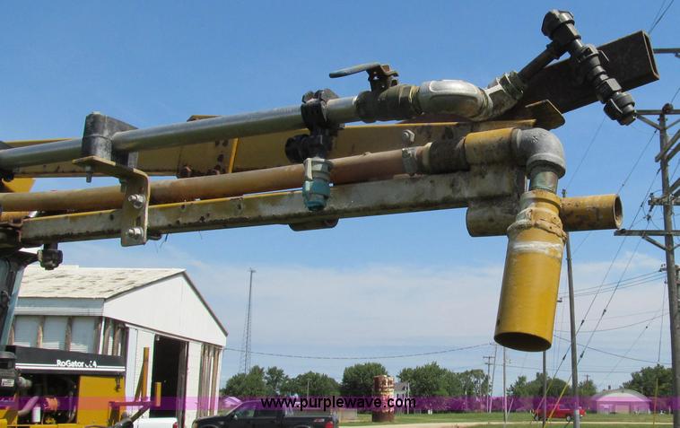 image for item G2050 1994 Ag-Chem RoGator 664 self-propelled sprayer