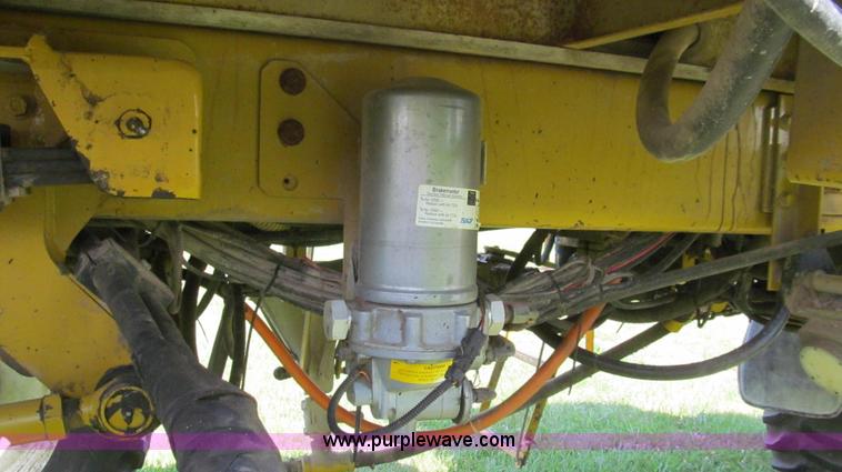 image for item G2050 1994 Ag-Chem RoGator 664 self-propelled sprayer