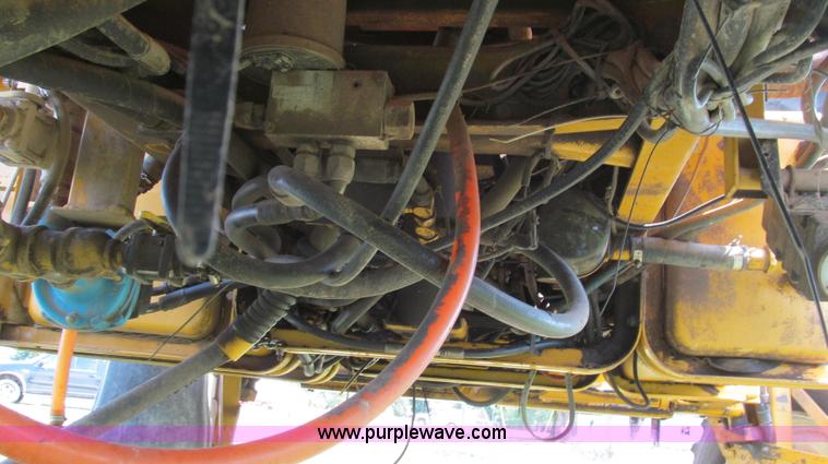 image for item G2050 1994 Ag-Chem RoGator 664 self-propelled sprayer