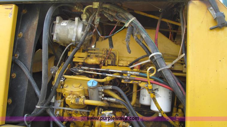 image for item G2050 1994 Ag-Chem RoGator 664 self-propelled sprayer