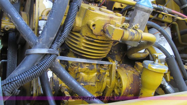 image for item G2050 1994 Ag-Chem RoGator 664 self-propelled sprayer