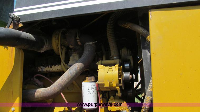 image for item G2050 1994 Ag-Chem RoGator 664 self-propelled sprayer