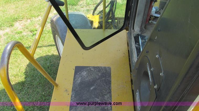 image for item G2050 1994 Ag-Chem RoGator 664 self-propelled sprayer