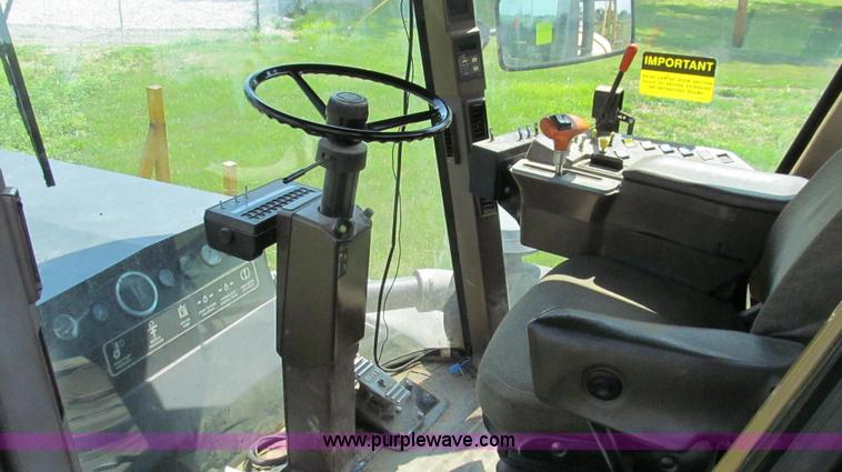 image for item G2050 1994 Ag-Chem RoGator 664 self-propelled sprayer