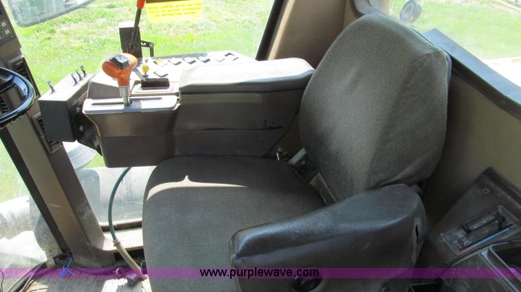 image for item G2050 1994 Ag-Chem RoGator 664 self-propelled sprayer