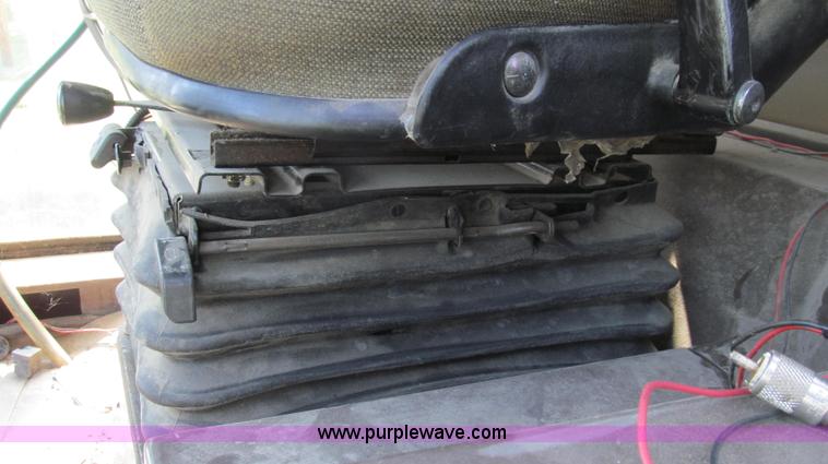 image for item G2050 1994 Ag-Chem RoGator 664 self-propelled sprayer