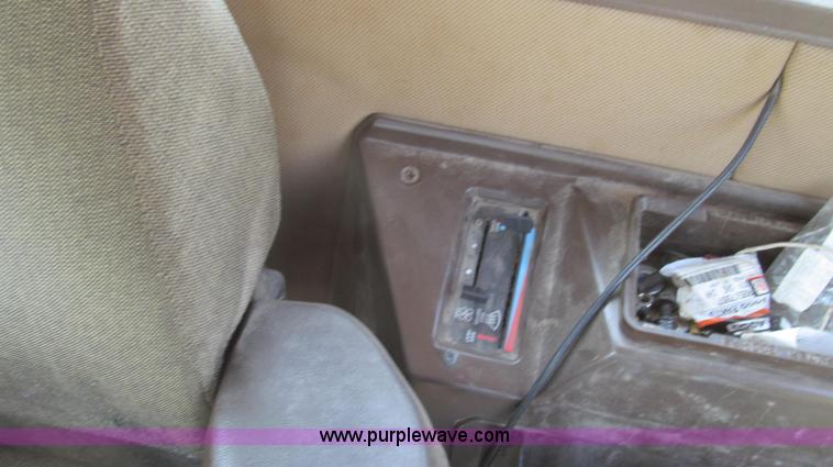 image for item G2050 1994 Ag-Chem RoGator 664 self-propelled sprayer