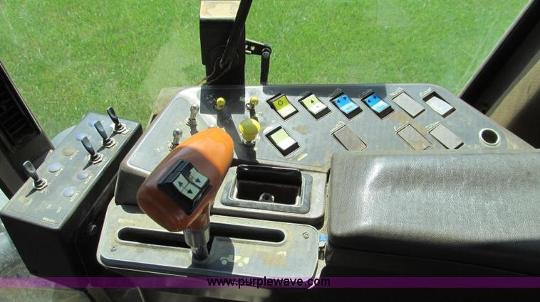 image for item G2050 1994 Ag-Chem RoGator 664 self-propelled sprayer