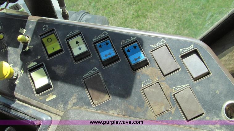 image for item G2050 1994 Ag-Chem RoGator 664 self-propelled sprayer