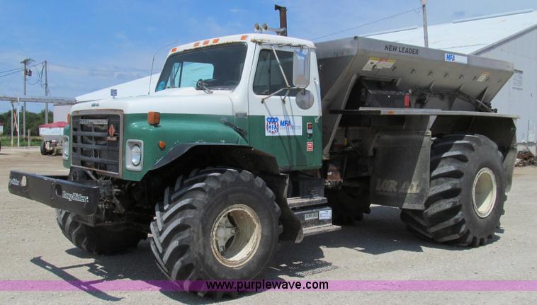 image for item G2051 1989 International 1954 Loral Easy Rider 2000C dry floater truck