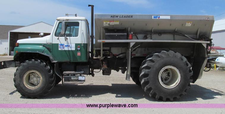 image for item G2051 1989 International 1954 Loral Easy Rider 2000C dry floater truck