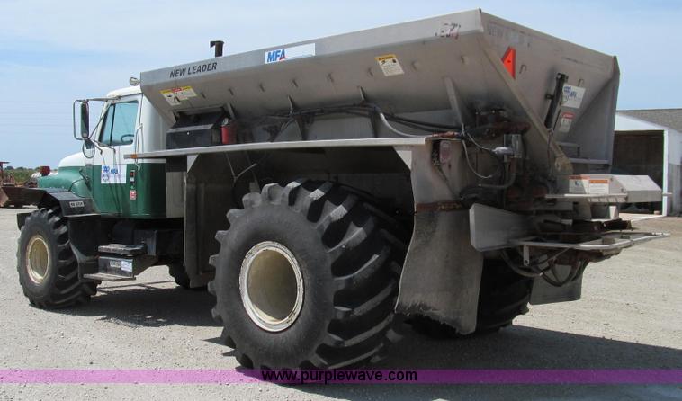 image for item G2051 1989 International 1954 Loral Easy Rider 2000C dry floater truck