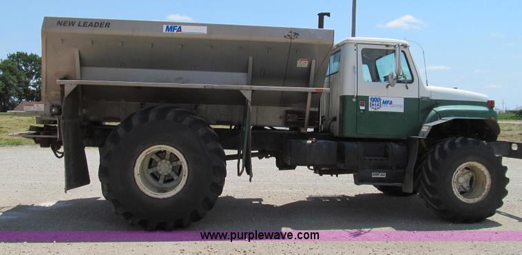 image for item G2051 1989 International 1954 Loral Easy Rider 2000C dry floater truck