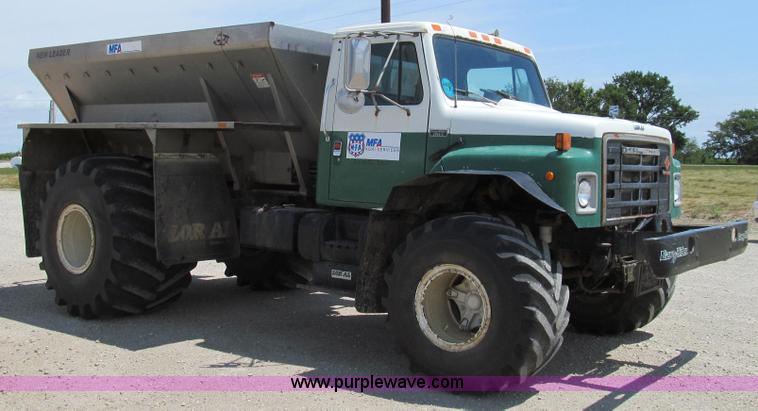 image for item G2051 1989 International 1954 Loral Easy Rider 2000C dry floater truck