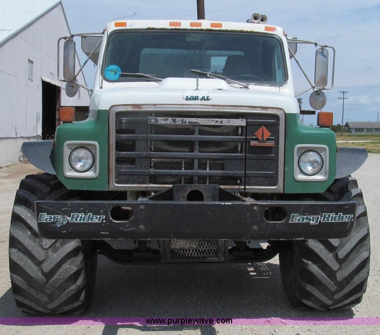 image for item G2051 1989 International 1954 Loral Easy Rider 2000C dry floater truck