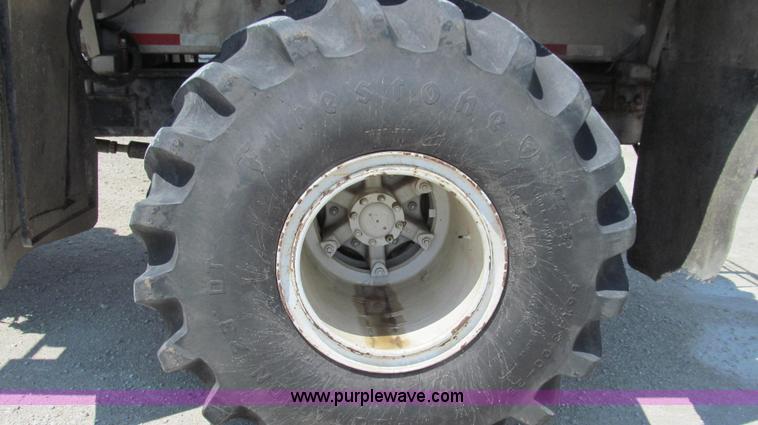 image for item G2051 1989 International 1954 Loral Easy Rider 2000C dry floater truck