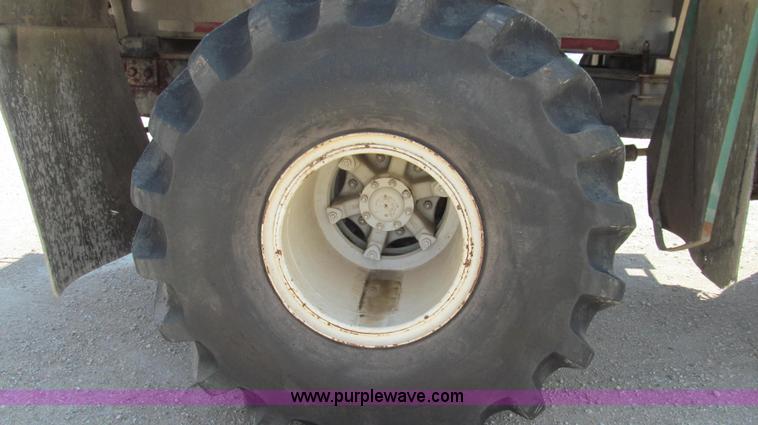 image for item G2051 1989 International 1954 Loral Easy Rider 2000C dry floater truck