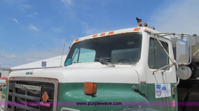 image for item G2051 1989 International 1954 Loral Easy Rider 2000C dry floater truck