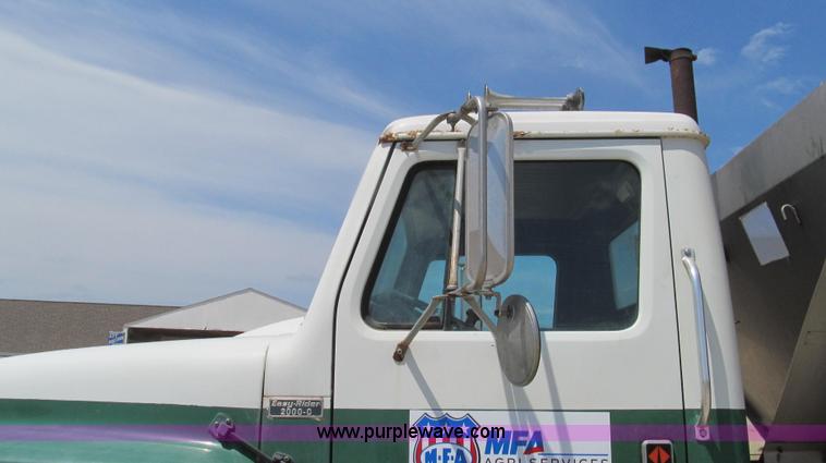 image for item G2051 1989 International 1954 Loral Easy Rider 2000C dry floater truck