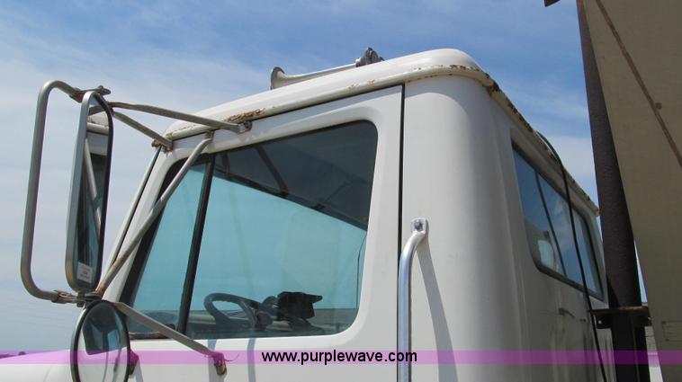 image for item G2051 1989 International 1954 Loral Easy Rider 2000C dry floater truck