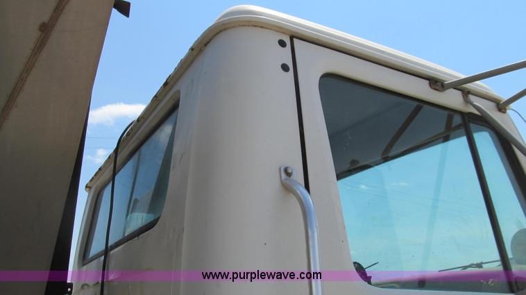 image for item G2051 1989 International 1954 Loral Easy Rider 2000C dry floater truck