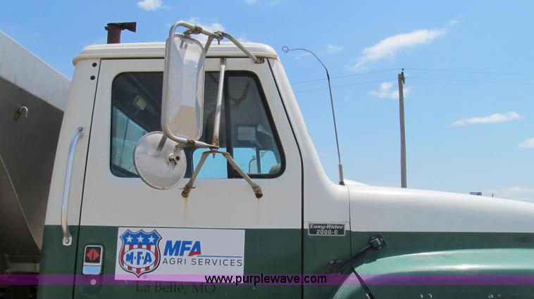 image for item G2051 1989 International 1954 Loral Easy Rider 2000C dry floater truck