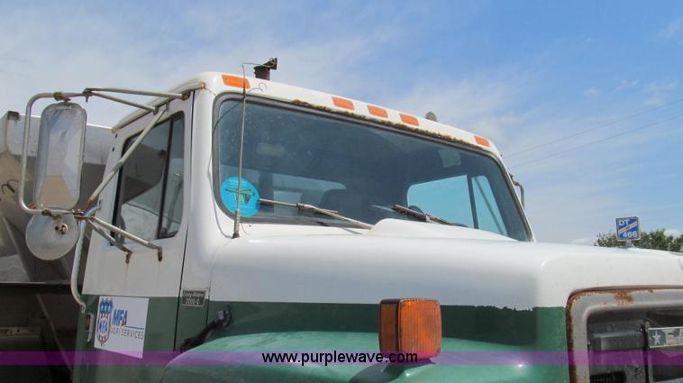 image for item G2051 1989 International 1954 Loral Easy Rider 2000C dry floater truck