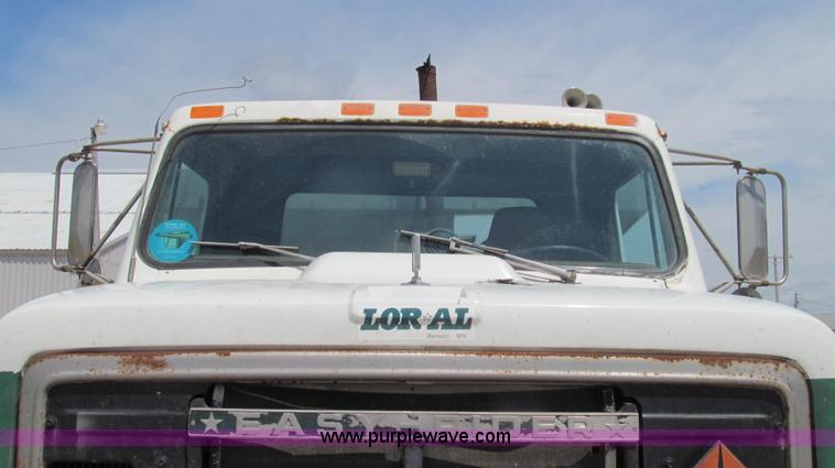 image for item G2051 1989 International 1954 Loral Easy Rider 2000C dry floater truck