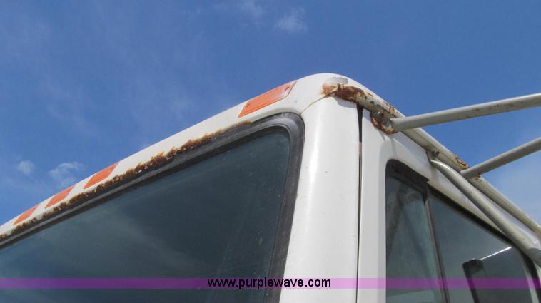 image for item G2051 1989 International 1954 Loral Easy Rider 2000C dry floater truck