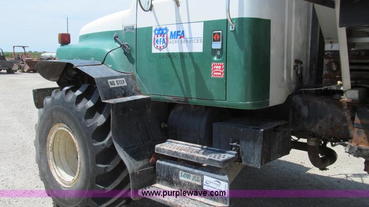 image for item G2051 1989 International 1954 Loral Easy Rider 2000C dry floater truck