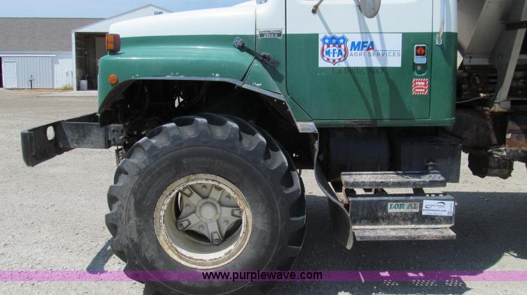 image for item G2051 1989 International 1954 Loral Easy Rider 2000C dry floater truck