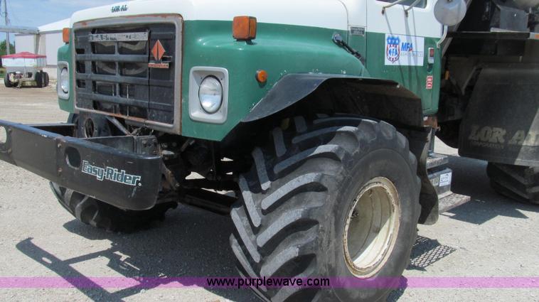 image for item G2051 1989 International 1954 Loral Easy Rider 2000C dry floater truck