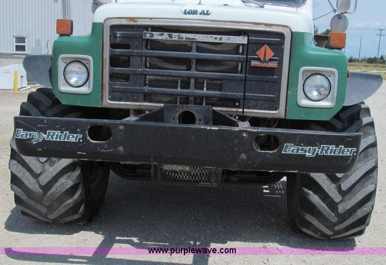 image for item G2051 1989 International 1954 Loral Easy Rider 2000C dry floater truck