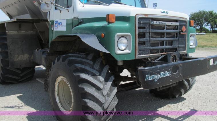 image for item G2051 1989 International 1954 Loral Easy Rider 2000C dry floater truck