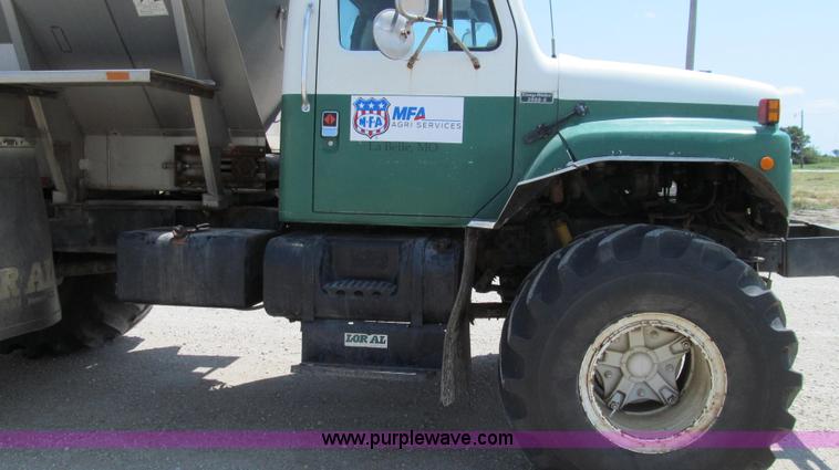 image for item G2051 1989 International 1954 Loral Easy Rider 2000C dry floater truck