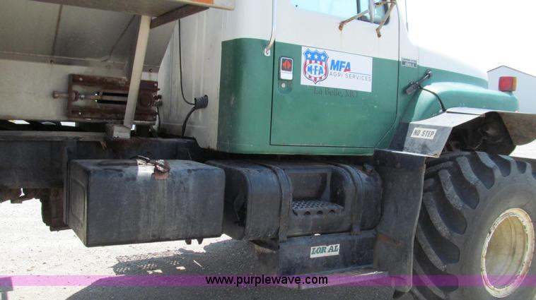 image for item G2051 1989 International 1954 Loral Easy Rider 2000C dry floater truck