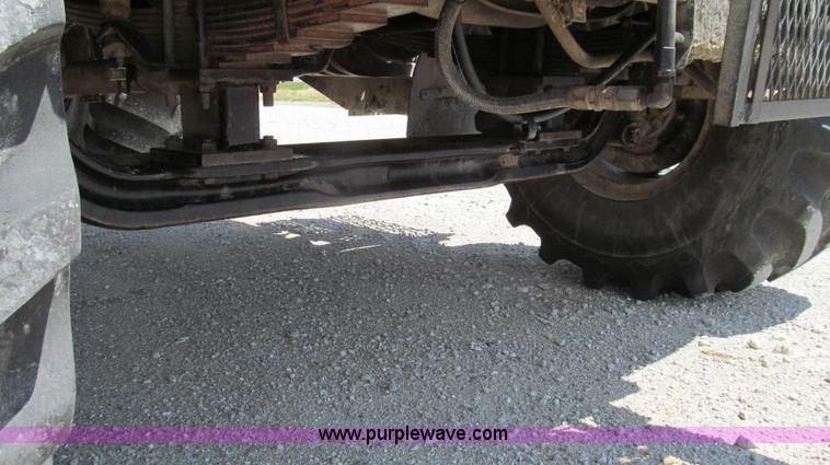 image for item G2051 1989 International 1954 Loral Easy Rider 2000C dry floater truck