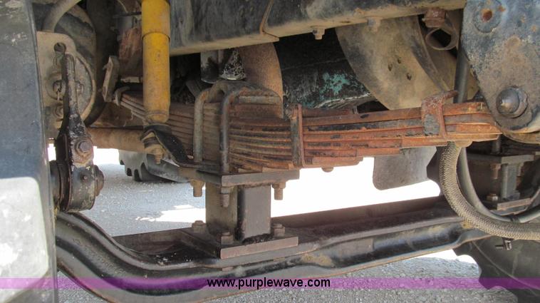 image for item G2051 1989 International 1954 Loral Easy Rider 2000C dry floater truck