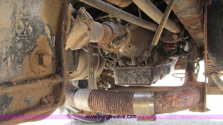 image for item G2051 1989 International 1954 Loral Easy Rider 2000C dry floater truck