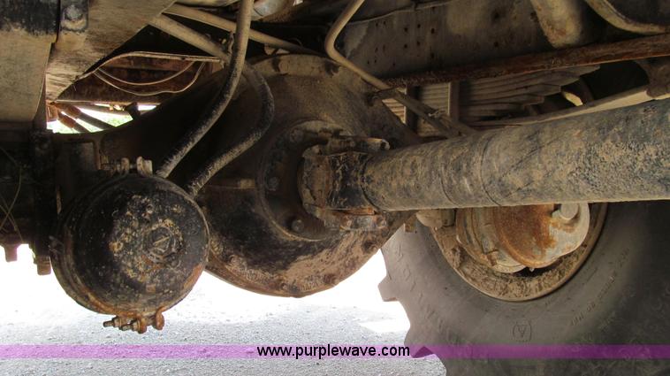 image for item G2051 1989 International 1954 Loral Easy Rider 2000C dry floater truck