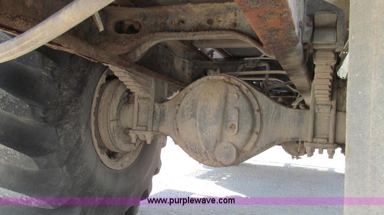 image for item G2051 1989 International 1954 Loral Easy Rider 2000C dry floater truck