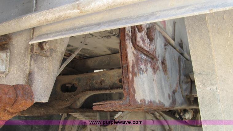 image for item G2051 1989 International 1954 Loral Easy Rider 2000C dry floater truck