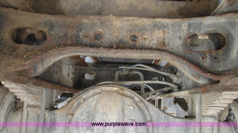 image for item G2051 1989 International 1954 Loral Easy Rider 2000C dry floater truck