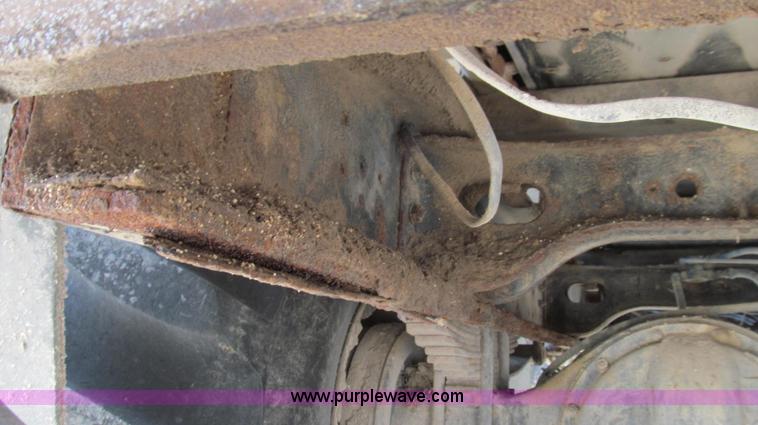 image for item G2051 1989 International 1954 Loral Easy Rider 2000C dry floater truck