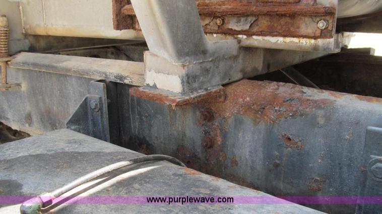 image for item G2051 1989 International 1954 Loral Easy Rider 2000C dry floater truck