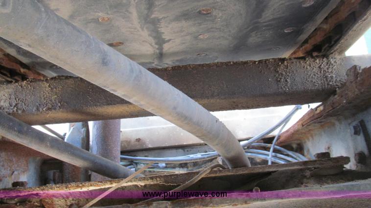 image for item G2051 1989 International 1954 Loral Easy Rider 2000C dry floater truck