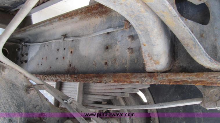 image for item G2051 1989 International 1954 Loral Easy Rider 2000C dry floater truck