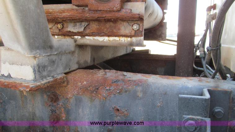 image for item G2051 1989 International 1954 Loral Easy Rider 2000C dry floater truck