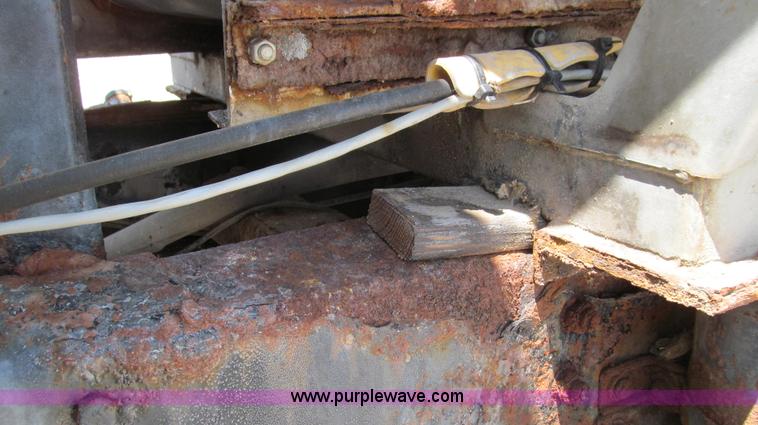 image for item G2051 1989 International 1954 Loral Easy Rider 2000C dry floater truck