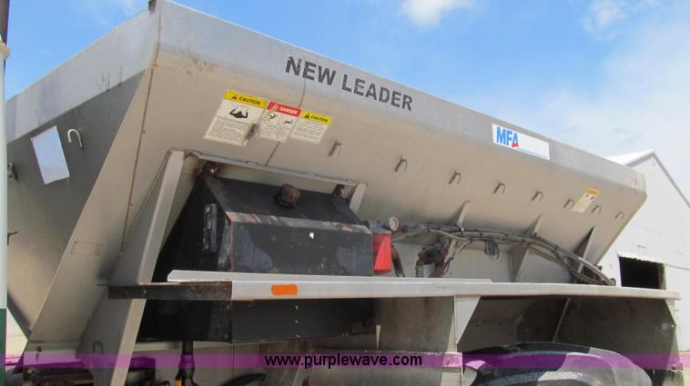 image for item G2051 1989 International 1954 Loral Easy Rider 2000C dry floater truck